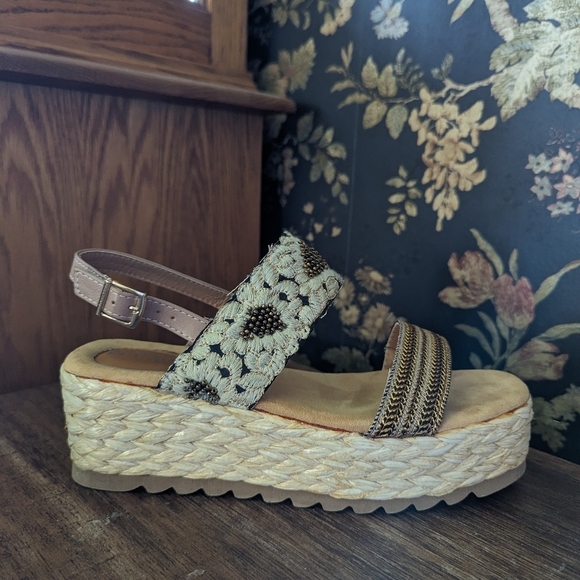 Patrizia by Spring Step Floral Stitched Wedge Heel Beaded Embellishments Size 8 - Picture 5 of 8